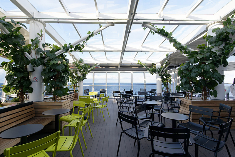 デッキの開放感を味わいながら暖かく過ごせるテラス席