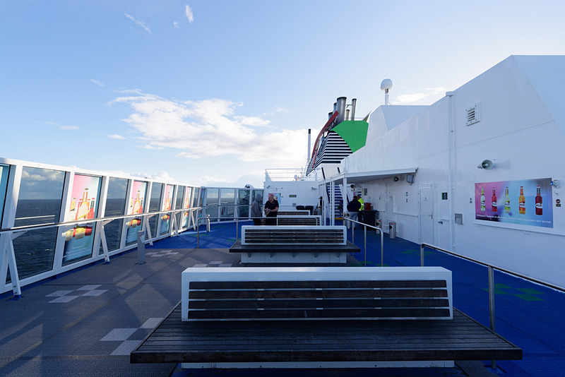 船尾から屋上のデッキに出た