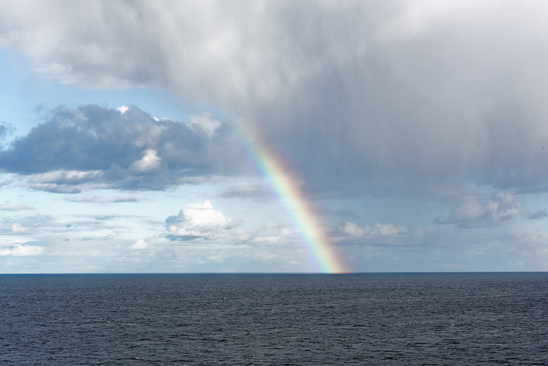 途中、遠くにくっきりとした虹が見えた