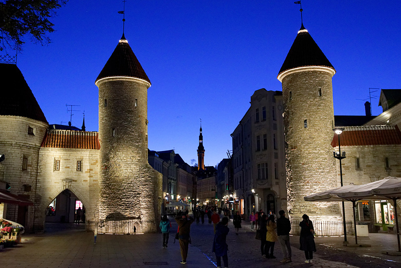 ホテルにチェックインし、中心部の旧市街にたどり着いたのは20時。すっかり日が暮れてしまった