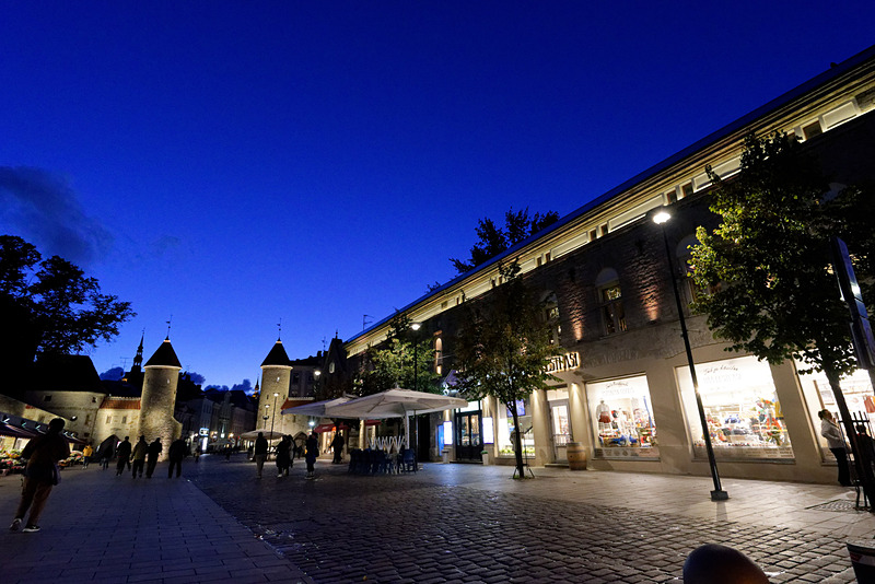 ホテルにチェックインし、中心部の旧市街にたどり着いたのは20時。すっかり日が暮れてしまった