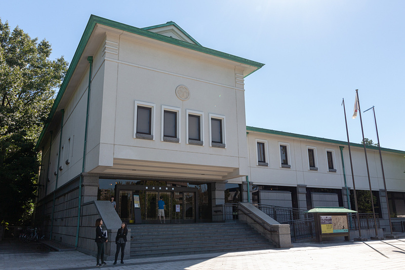 尾張徳川家に関連する品を1万件ほど収蔵している徳川美術館。そのなかには歴史的価値の高い大変貴重な品物もあり、国宝9件、重要文化財59件、重要美術品46件が含まれている。建物は国の登録有形文化財に指定されている