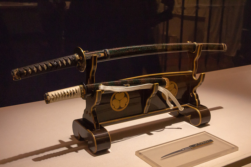 第1展示室には武具や刀剣がズラリと並ぶ。そのなかには豪華な装飾をあしらった刀も多い