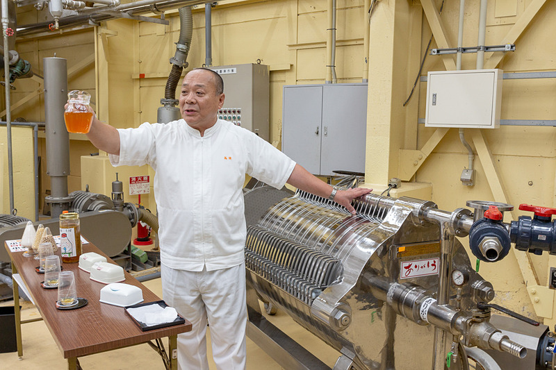 工場の一角で白しょうゆの製造工程をスタッフが説明