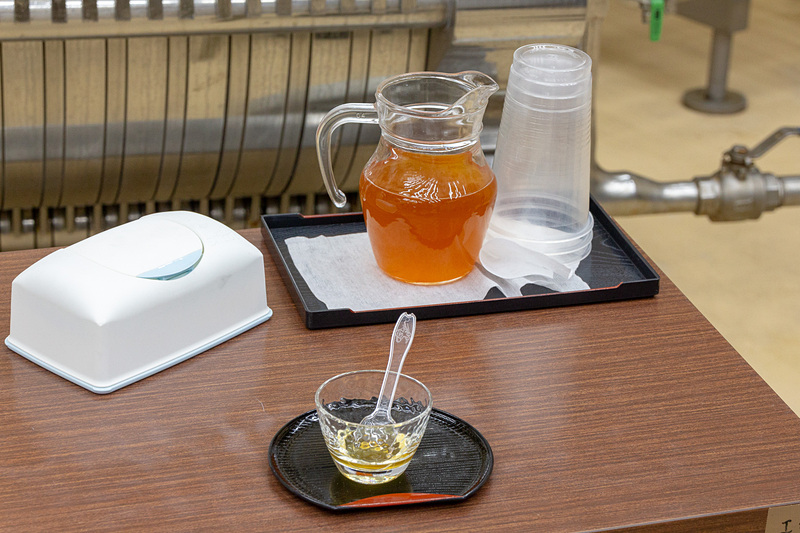 できたての白しょうゆを味見させてもらった。しょっぱいなかにもまろやかさがある