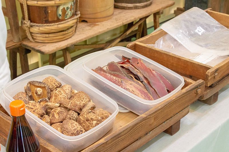 白だしに使われているダシも厳選されたかつお節や椎茸から抽出している