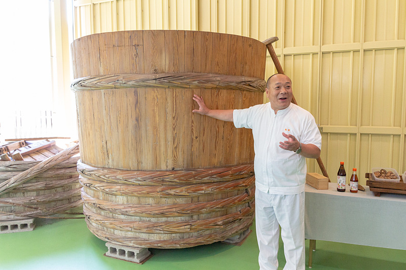 昔の仕込みに使われていた木製の大樽。品質を管理するのが難しかったそうだ