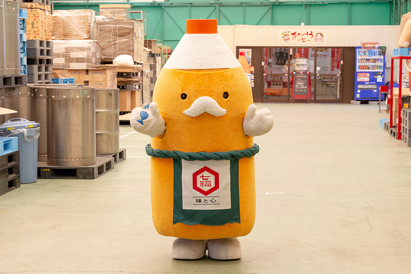 工場を見学していると同社のマスコットキャラクター「白だっしー2号」も出迎えてくれた