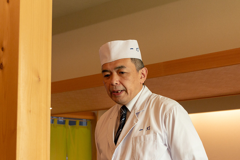 店主の長田勇久氏は高級料亭である「つきぢ田村」で修行した経験を持つ。現在では地元の生産者と交流を深めることで地域に根差した食文化の発信を行なっている