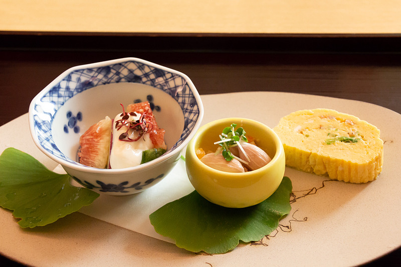 前菜の「いちじく、サツマイモ、アカモクの白和え」と「地豆、おから和え」「あみ海老、豆苗卵焼き」