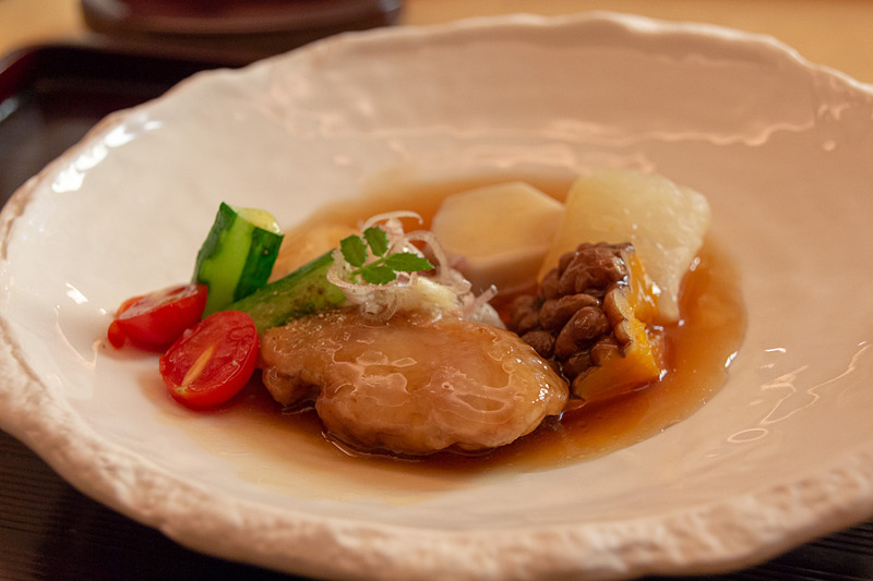 煮物の「三河赤鶏照煮、冬瓜、南瓜、胡瓜、里芋、トマト」