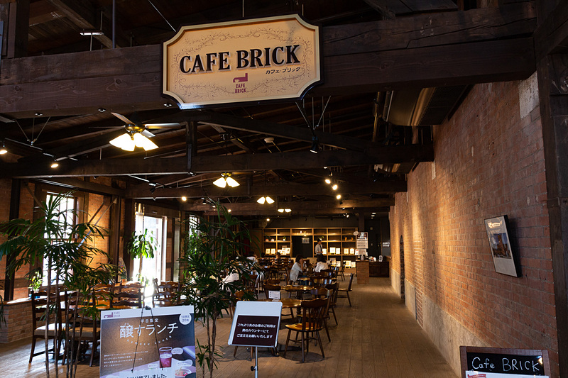 建物のなかにはカフェ「CAFE BRICK」も併設されている
