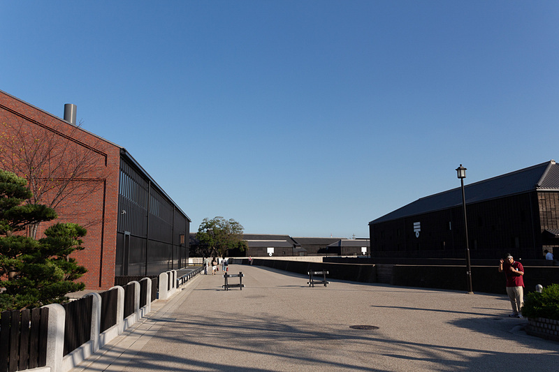 半田運河沿いに位置し、港町の一角にある