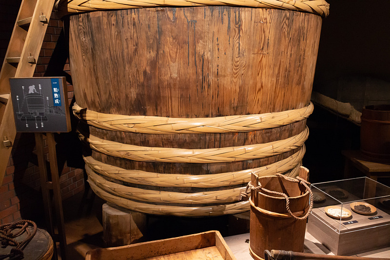 大地の蔵ではこのような巨大な木桶などが展示されており、その当時の酢作りの様子を見学できる