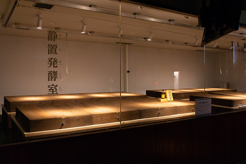 昔ながらの発酵方法である「静置発酵」を行なっている部屋。1時間に5回だけ2分ほど開くのでなかの様子を観察できる