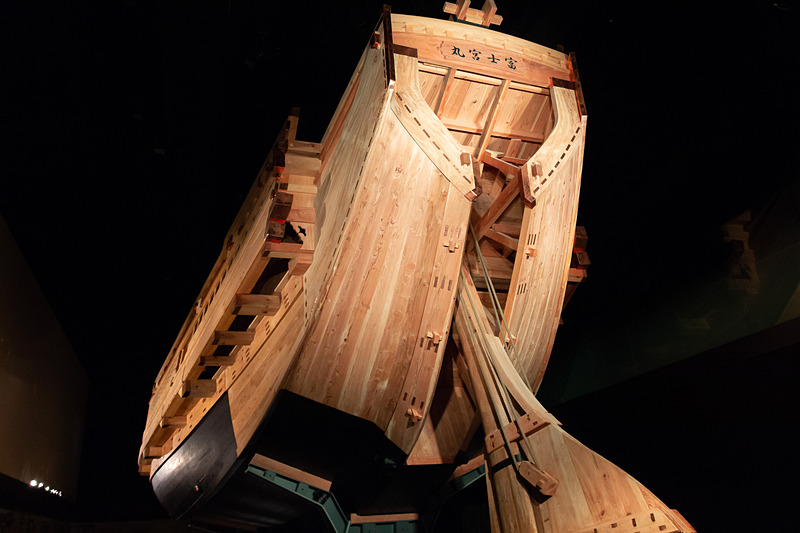 時の蔵では船長20mの弁才船がお出迎え。その大きさに圧倒される