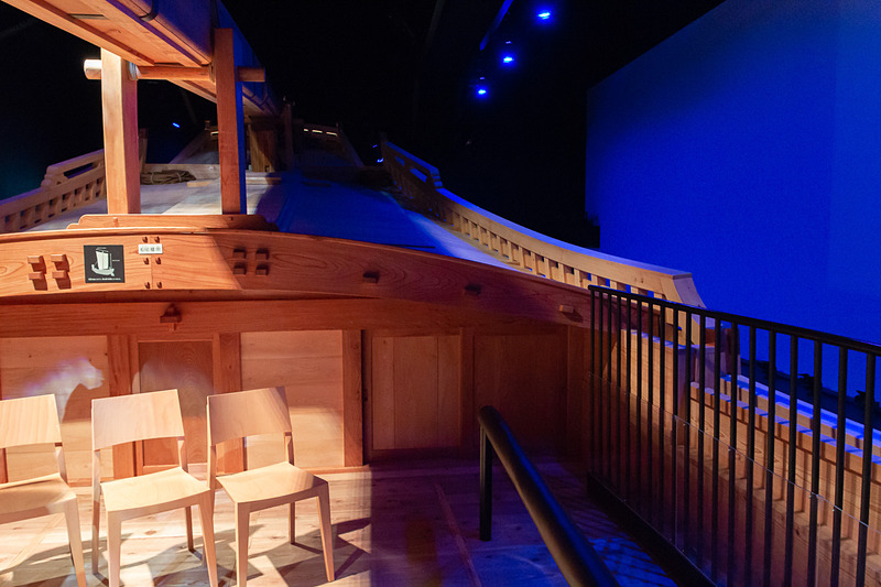弁才船の甲板はミニシアターになっており、大型スクリーンで江戸までの疑似航海を楽しめる