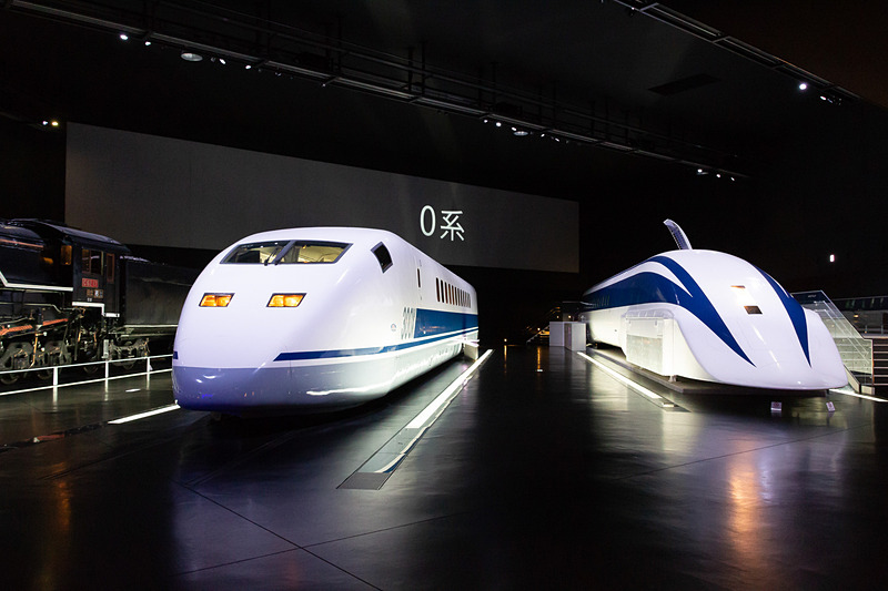 エントランスホールを通り抜けると、広大な空間に展示されているMLX01-1と300X、C62がお出迎え