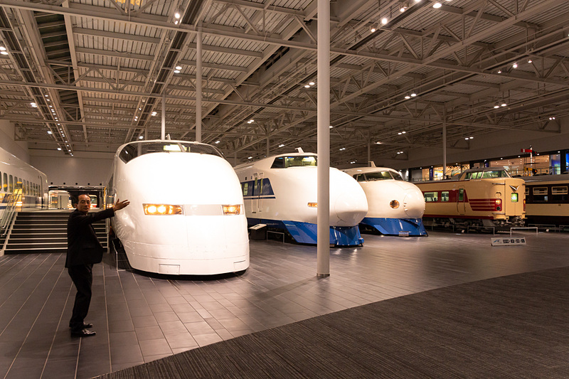 奥の車両展示室には歴代の新幹線や在来線がズラリと並ぶ