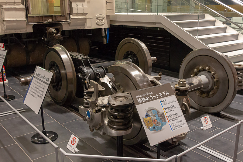 車両の脇には輪軸のカットモデルなども展示されている