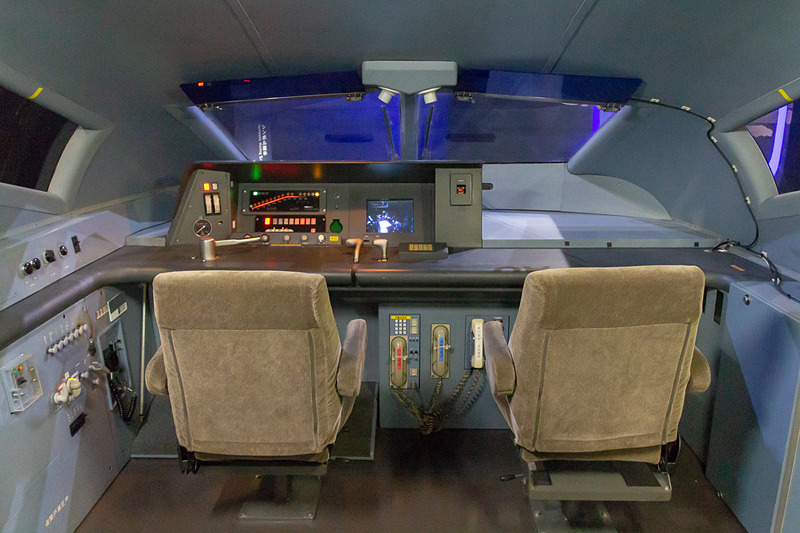 シンプルな300Xの運転席。1996年に当時の電車方式としては最高時速である443kmを記録している