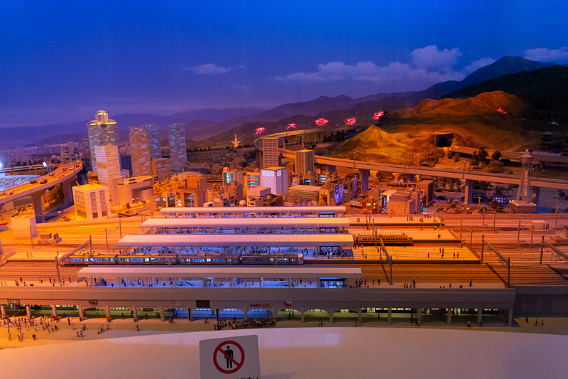 HOゲージを使用した鉄道ジオラマは朝から晩まで、24時間の日常的な鉄道風景が再現されているので時間ごとに照明も切り換わってゆく