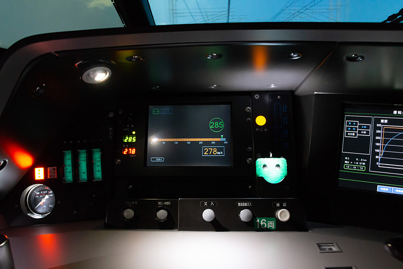 速度計や運転情報・モニター表示器をチェックしながらスムーズにスピードを操作する