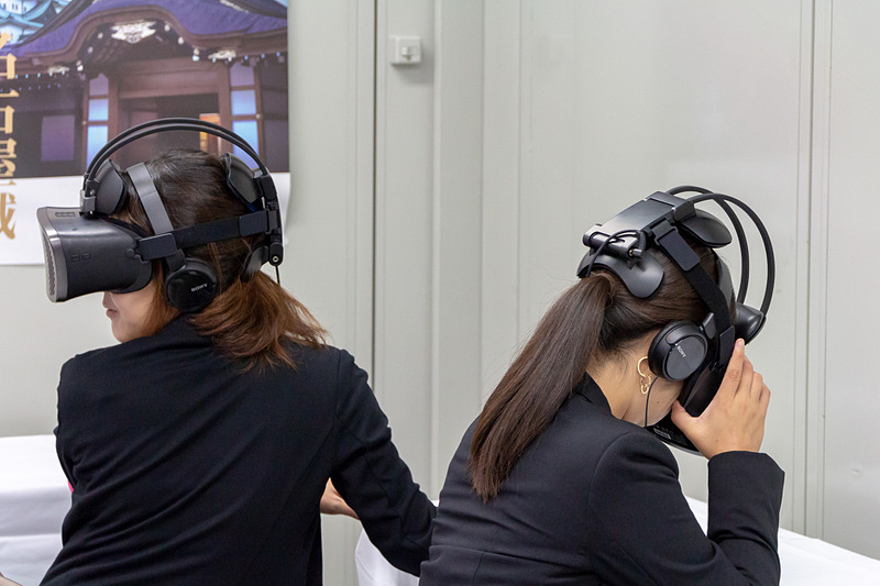 本丸広場の一角に建てられているイベントスペースのなかでは、木造で復元した天守の内部を360度で見渡せるVR体験ができる