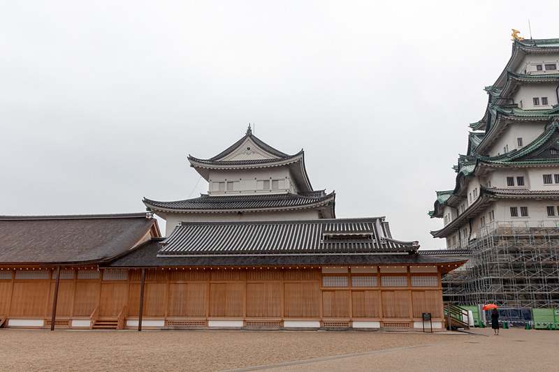 天守の横に建つ本丸御殿。当初は藩主用だったが、将軍用に増改築が行なわれた。そのため藩主は二之丸御殿を拠点にしていたとのことだ