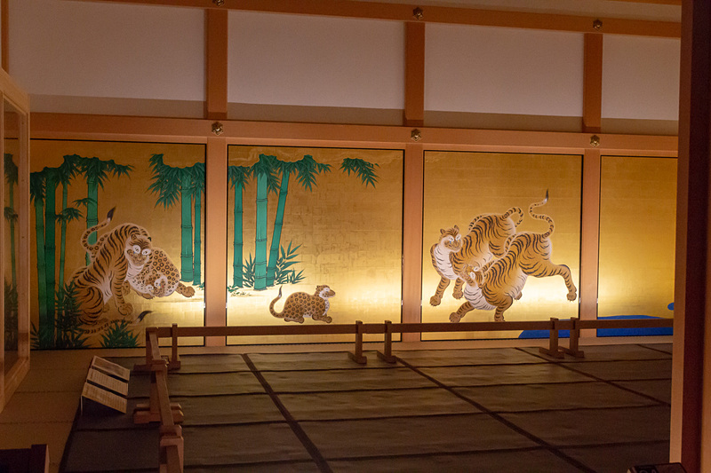 正規の客がまず通される玄関には一之間と二之間が置かれ、周囲の壁や襖には勇猛な虎と竹林が描かれている