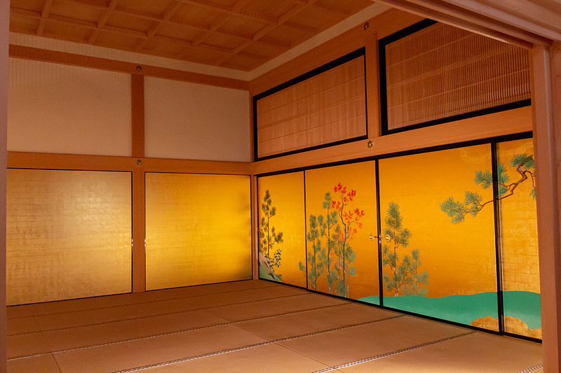 玄関から大廊下を通った先には表書院がある。こちらは藩主が来客や家臣の公的な謁見に用いられていたもので、5つの部屋で構成されている。天井の作りにも趣向が凝らされている