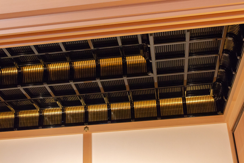 藩主が家臣との私的な謁見や宴席に使っていた対面所。天井は二重折上げ小組格になっており、金箔に黒漆塗りと、かなり豪華になっている