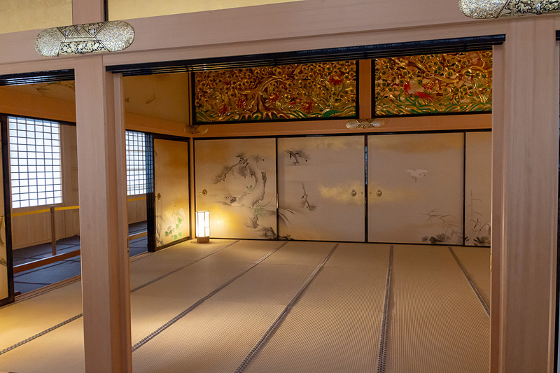 天井には板絵、部屋の境には極彩色の彫刻欄間がはめ込まれている。表面に複雑な彫刻が施された飾り金具まで、ありとあらゆるものがきらびやかに彩られている