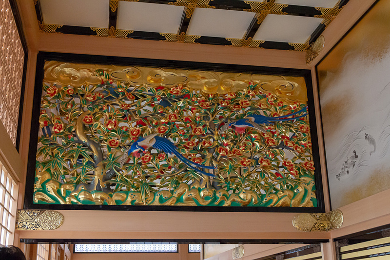 天井には板絵、部屋の境には極彩色の彫刻欄間がはめ込まれている。表面に複雑な彫刻が施された飾り金具まで、ありとあらゆるものがきらびやかに彩られている