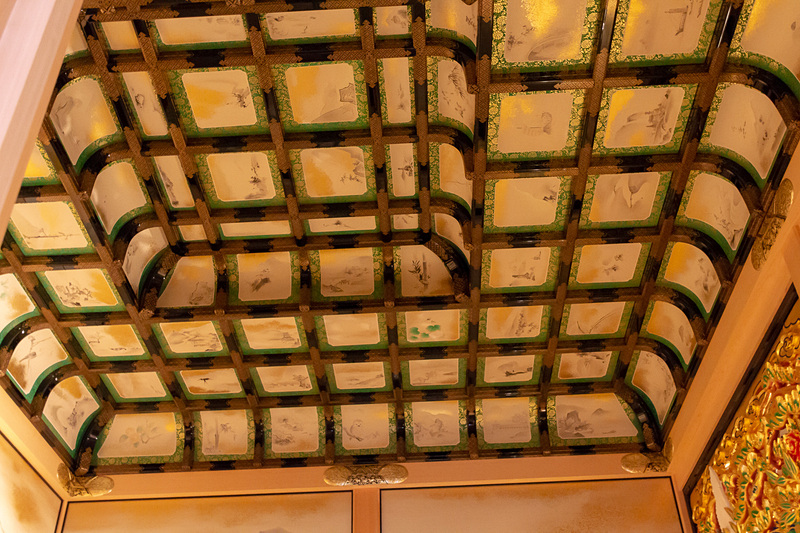 天井には板絵、部屋の境には極彩色の彫刻欄間がはめ込まれている。表面に複雑な彫刻が施された飾り金具まで、ありとあらゆるものがきらびやかに彩られている