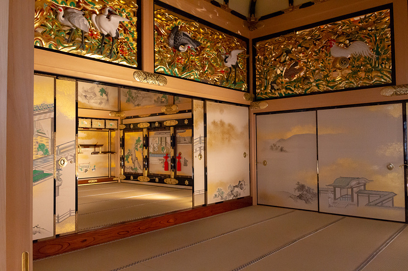 天井には板絵、部屋の境には極彩色の彫刻欄間がはめ込まれている。表面に複雑な彫刻が施された飾り金具まで、ありとあらゆるものがきらびやかに彩られている