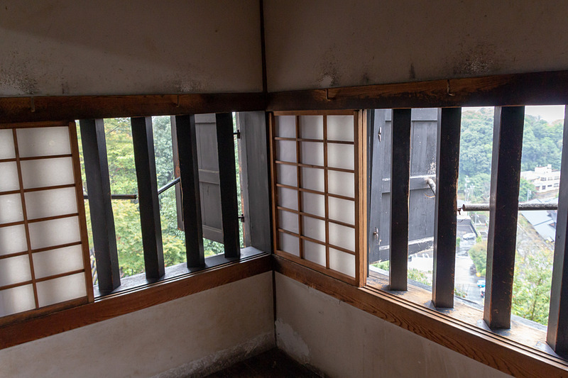 歴史を感じさせる城内。とにかく階段の勾配はかなりキツイ