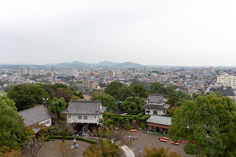 最上階までたどり着くと、周囲を一望できる絶景が待っている。当日はあいにくの雨模様だったが、晴れて澄んだ日には名古屋城や岐阜城も見えるそうだ