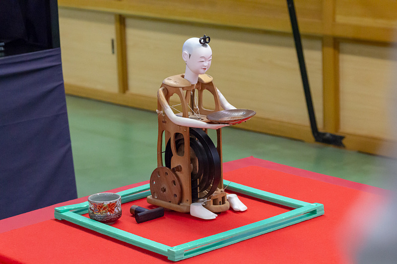 お茶を運んで戻ってくる茶運人形