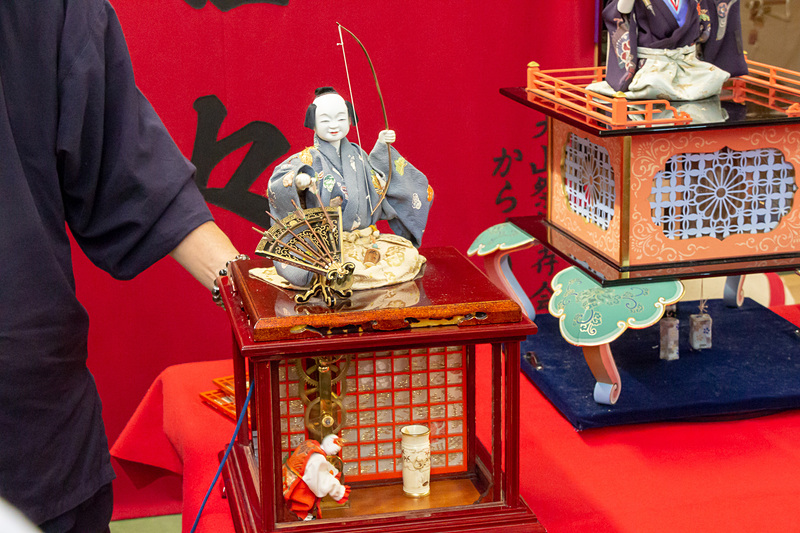 ゼンマイを巻くと、矢を取り弓を引く弓曳童子
