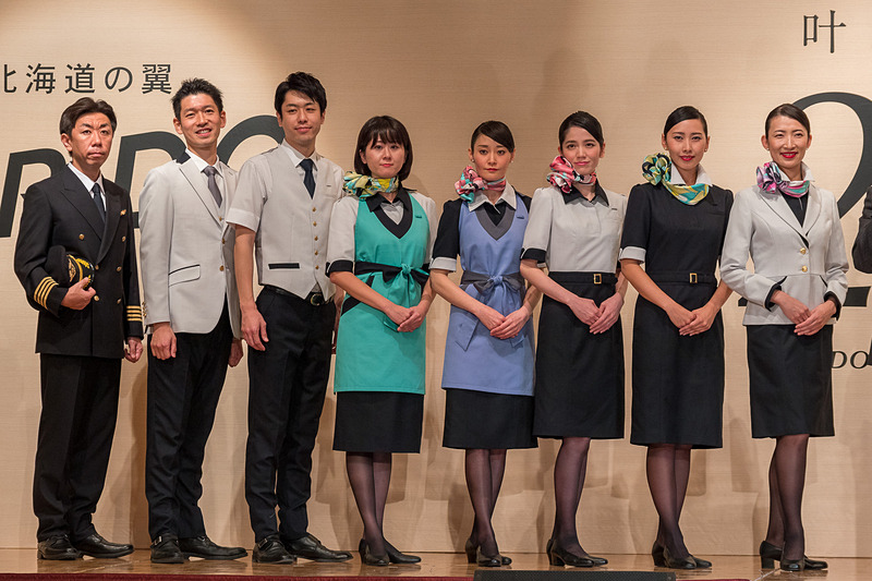 リニューアルするAIR DOの制服。各職種の15名の社員が実際に着用して披露した