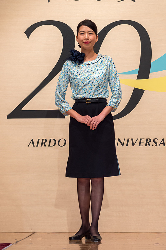 地上旅客スタッフ（女性カットソー＆スカートスタイル）