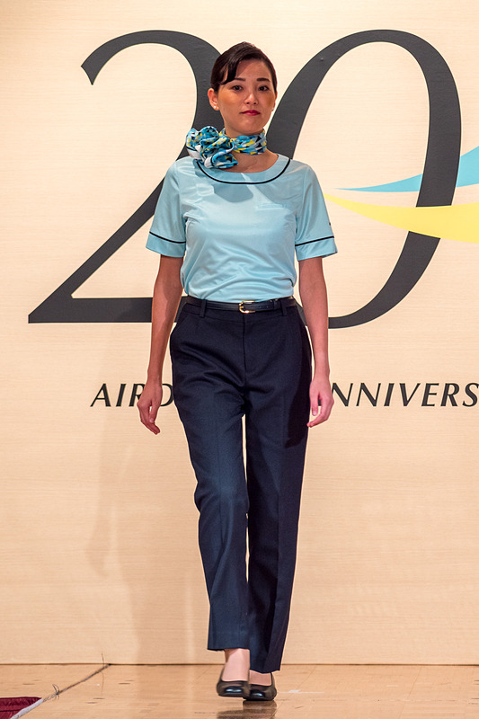 地上旅客スタッフ（女性カットソー＆パンツスタイル）