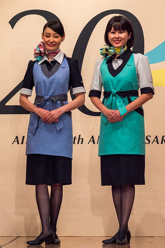 CA（女性エプロンスタイル）。左がラベンダー＆グレー、右がグリーン＆ネイビー