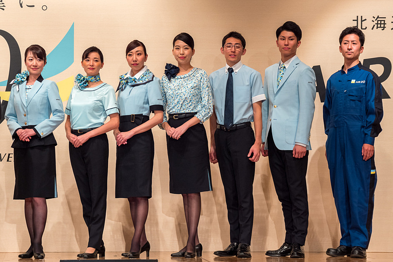 AIR DOの新制服。左から地上（空港）旅客スタッフが6名と整備士1名