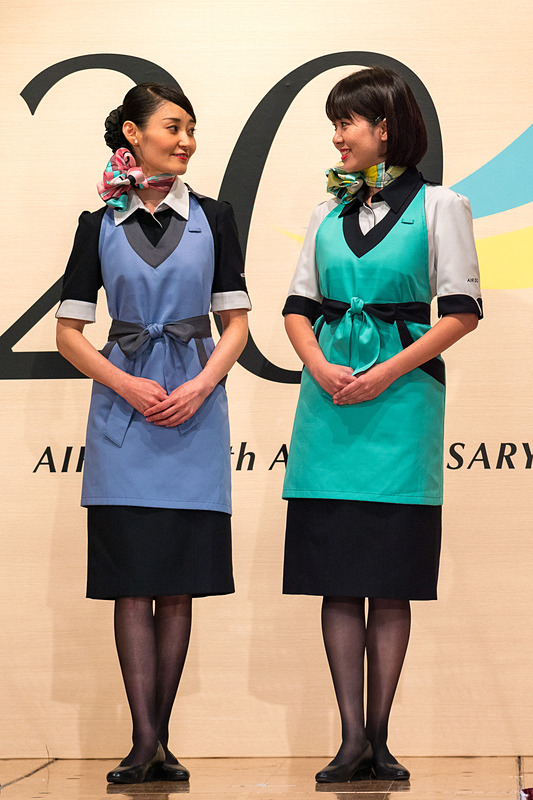 CAの女性/エプロンスタイル。左がラベンダー＆グレー、右がグリーン＆ネイビー