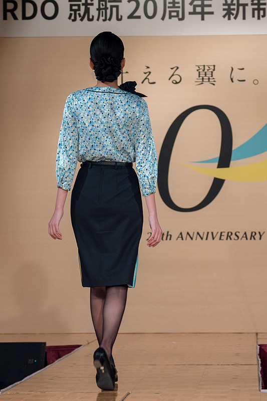 地上旅客スタッフの女性/カットソー＆スカートスタイル