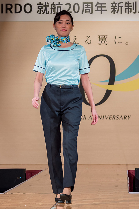 地上旅客スタッフの女性/カットソー＆パンツスタイル