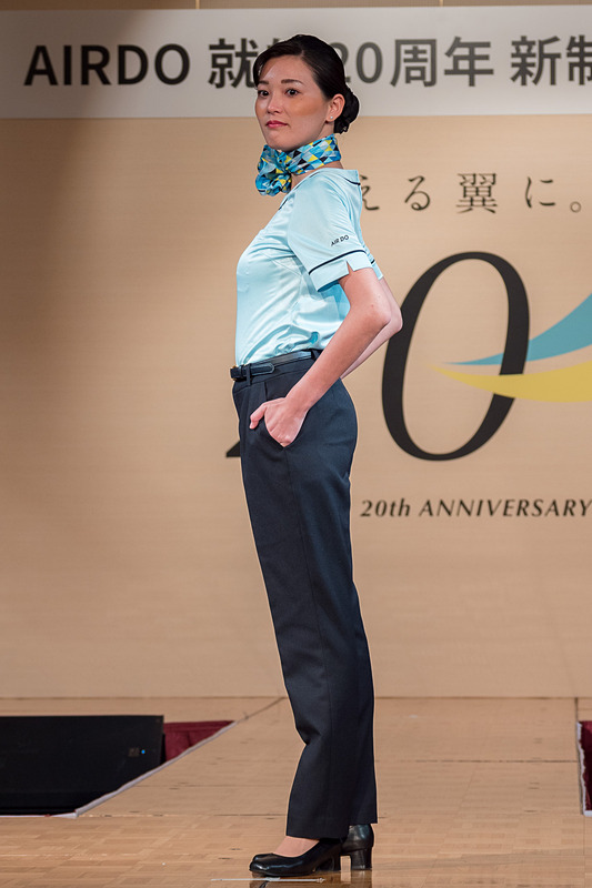 地上旅客スタッフの女性/カットソー＆パンツスタイル