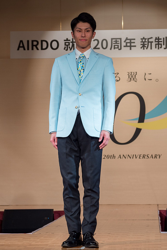 地上旅客スタッフの男性/ジャケットスタイル